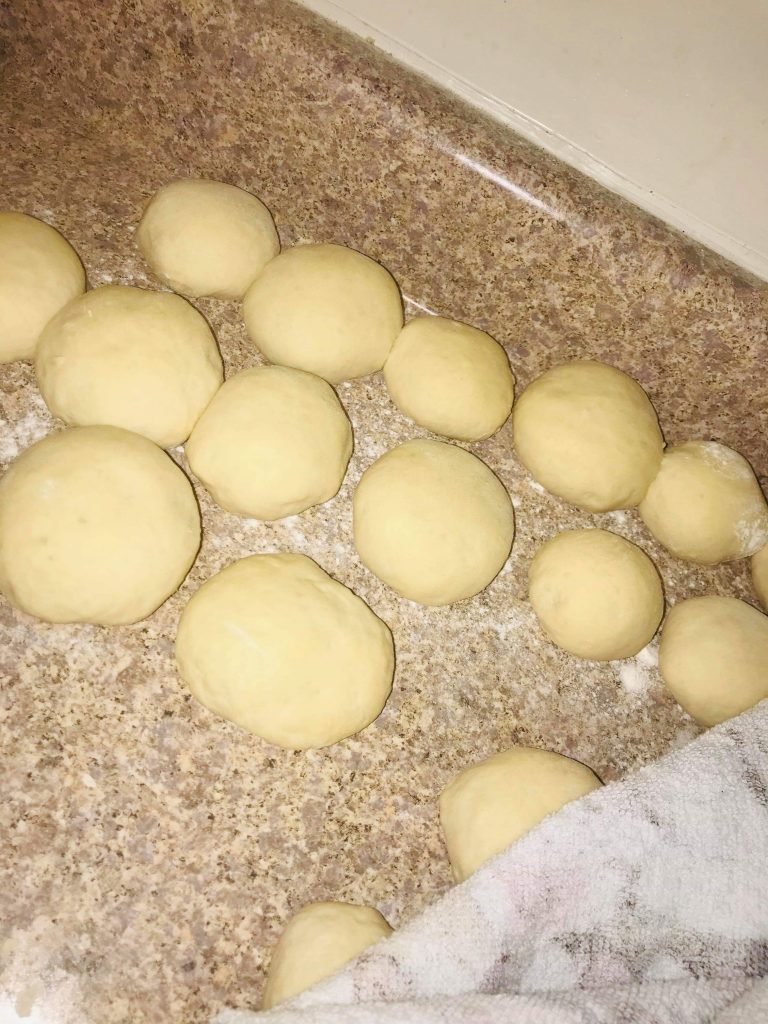 طريقة عمل الخبز الشامي/العيش الشامى فى البيت - تقطيع العجينة - دمدومي