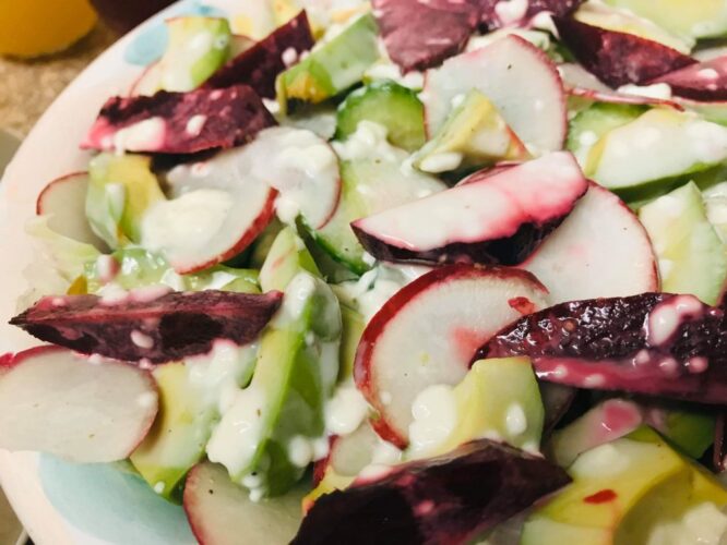 سلطة الأفوكادو والفجل لإنقاص الوزن